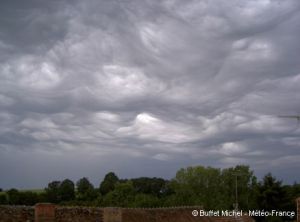 Couvert par stratocumulus base 1600 pieds.